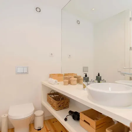 Liiiving In - Silver Light Apartment